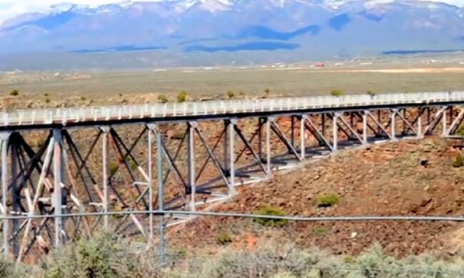 Die Geschichte eines Fotos: Eine Lokomotive, die 1915 den Canyon überquerte