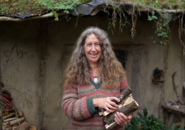 Außerhalb der Zivilisation: Eine Frau, die in einem abgelegenen Wald lebt, zeigte ihre Hütte von innen
