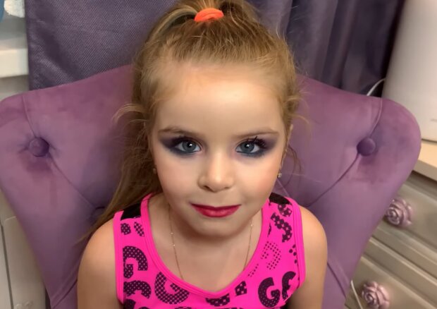 Siebenjähriges Mädchen trägt Make-Up. Quelle: Screenshot Youtube