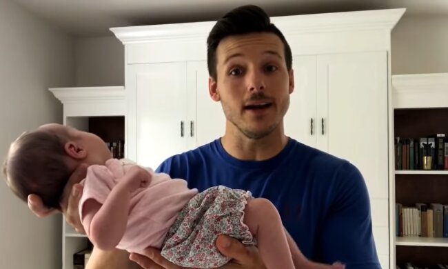 Vater mit seinem neugeborenen Baby. Quelle: YouTube Screenshot