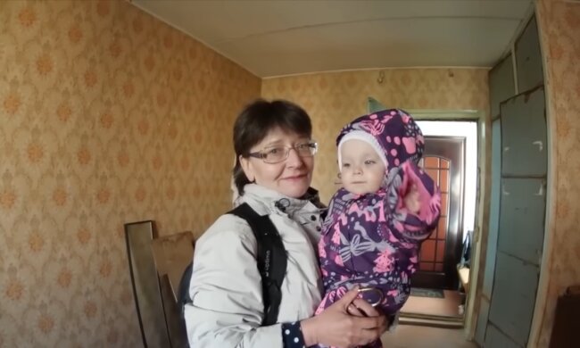 Eine 61-jährige Frau ohne Einkommen bringt ein Kind zur Welt. Quelle: Youtube Screenshot