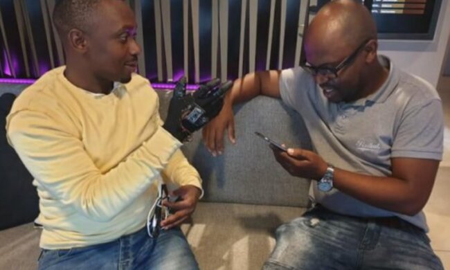 Der Sohn der Eltern, die weder hören und noch sprechen können, schuf eine Erfindung, um ihnen zu helfen, gehört zu werden