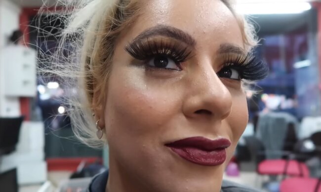 Die Kunst der Wimpernverlängerung. Quelle: Youtube Screenshot