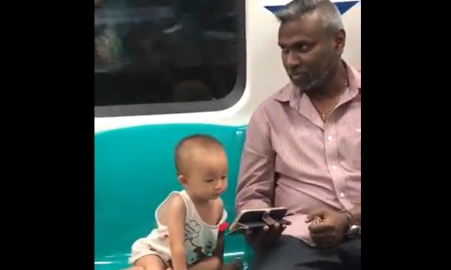 Dem Mann gelang es, das Baby zu beruhigen. Quelle: Screenshot Youtube