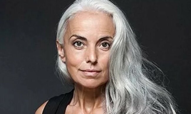 Die Frauen, die sich erfolgreich mit Karriere und Betreuung von Enkelkindern beschäftigen und schöne Figure haben