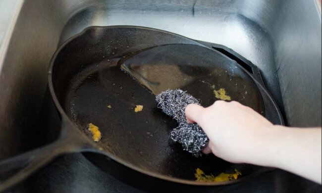 Wie man einen Teebeutel verwendet, um eine Bratpfanne gut zu reinigen: Tipps von erfahrenen Hausfrauen
