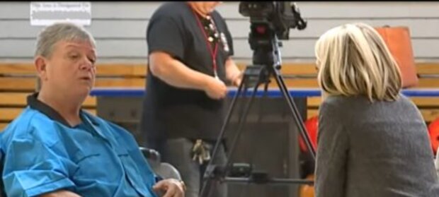 Frau, die ihr Augenlicht verloren hat und der gesagt wurde, sie würde nie wieder gehen, kehrt 40 Jahre später zum Bowling zurück