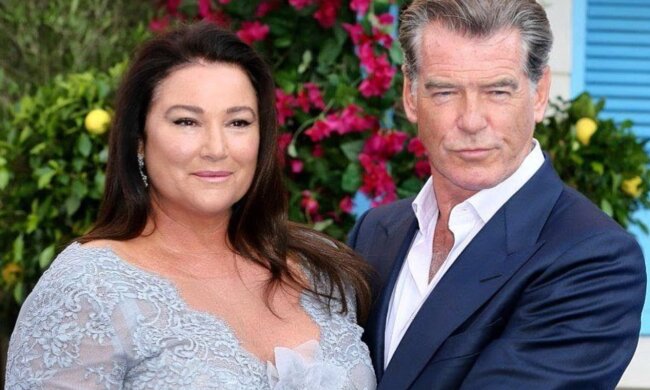Pierce Brosnan und Keely Shaye Smith. Quelle: Screenshot Youtube