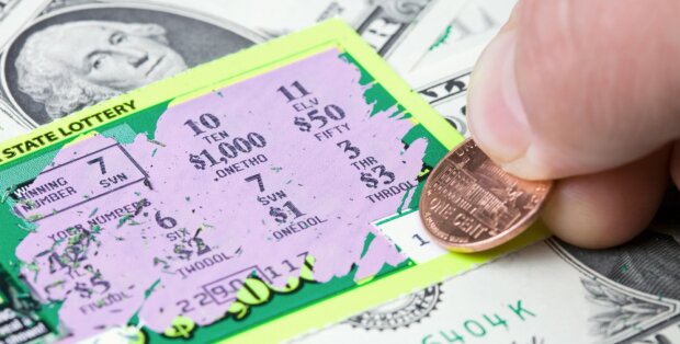 Unrealistisches Glück: Frau knackt zwei 1-Millionen-Dollar-Jackpots in einer Lotterie innerhalb von 2 Monaten