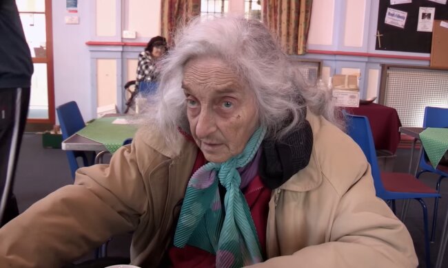 87-jährige Frau aus Café geworfen. Quelle: Youtube Screenshot