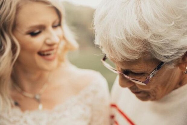 Ein aufregender Moment: Die Enkelin hat ihrer Großmutter vor der Hochzeit heimlich etwas weggenommen