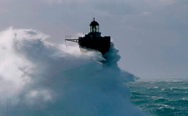 Die Geschichte des berühmten Fotos: ob der Leuchtturmwärter, der von einer großen Welle bedeckt war, überlebte