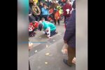 Das Video des im Stich gelassenen Chinesen ging viral. Quelle: Twitter