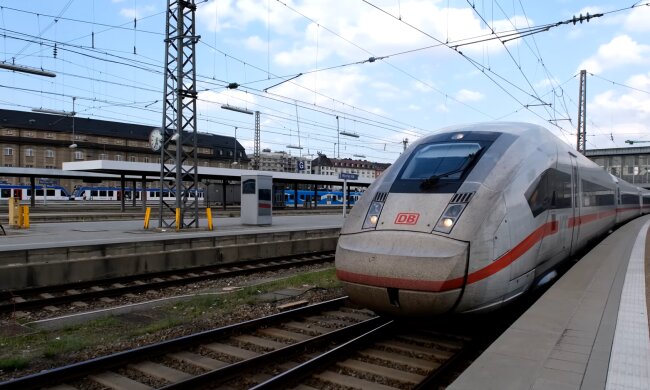 Ex-Bosse gehen mit prall gefüllten Taschen. Quelle: Youtube Screenshot