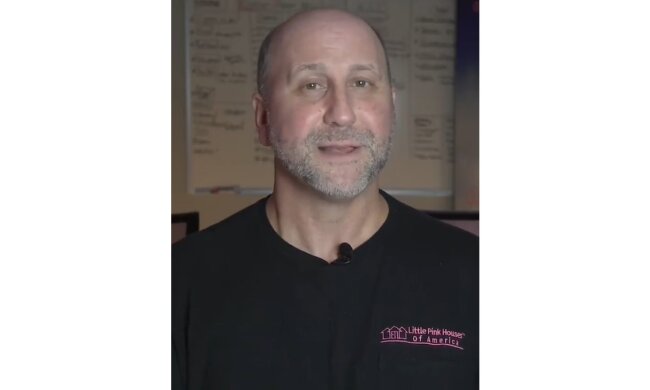 Michael behauptet, dass sein Ton die Grundlage für eine professionelle Beziehung bildet.