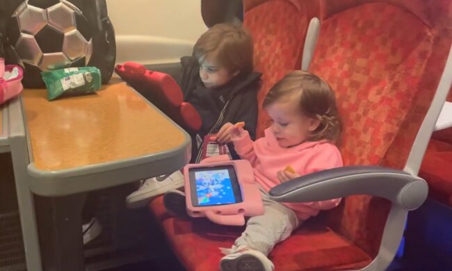 Kinder in öffentlichen Verkehrsmitteln können Probleme verursachen. Quelle: Screenshot YouTube