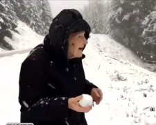 Oma im Schnee. Quelle: Youtube Screen