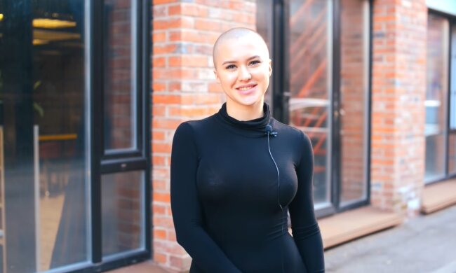 Frau mit Glatze. Quelle: Youtube Screenshot