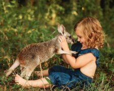 Der Fotograf nahm die aufrichtige Freundschaft zwischen Kindern und Tieren auf