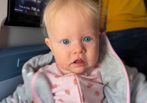 Baby im Flugzeug. Quelle: Screenshot Youtube