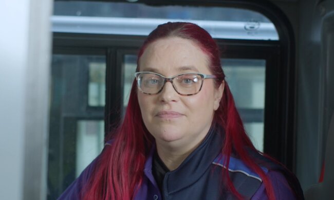 Die Entschlossenheit einer Busfahrerin. Quelle: Youtube Screenshot