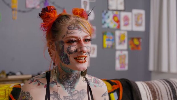 „Ihr starrt mich an? Perfekt, dafür habe ich diese Tattoos“. Quelle: Youtube Screenshot