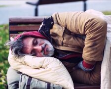 Obdachloser Mann. Quelle: Screenshot Youtube
