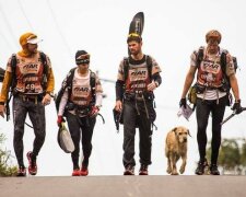 Die Athleten fütterten einen streunenden Hund: Das Team bekam ein neues Mitglied und der Hund bekam eine Familie und einen Namen