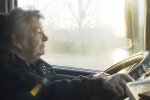 Sie ist 76 und bügelt mit ihrem Lkw noch jeden Jungfahrer weg: Rosi fährt mit 40 Tonnen durchs Leben