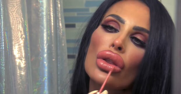 Die Obsession mit übergroßen Lippen. Quelle: Youtube Screenshot