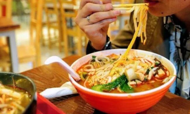 Dem verliebten Mann wurde das Wertvollste zurückgegeben und aus Dankbarkeit speiste er 5000 Menschen mit Nudeln aus