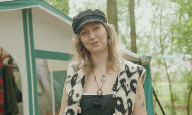 Wie eine Frau im Zelt Geld spart. Quelle: Youtube Screenshot