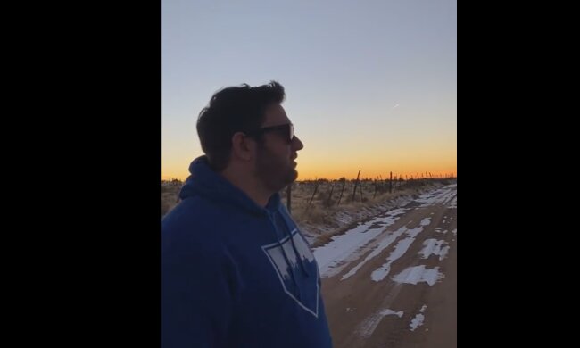 Ein Mann, der zuvor nicht Farben unterscheiden konnte, sah zum ersten Mal die Farbe eines Sonnenuntergangs