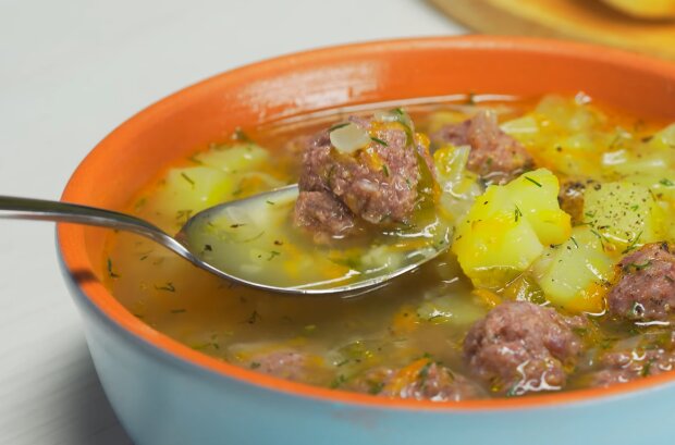 Suppe mit Fleischbällchen und Brokkoli: ein einfaches Rezept für ein leckeres Gericht