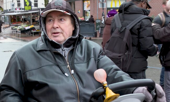 66-jähriger Thomas übt scharfe Kritik an der Regierung. Quelle: Youtube Screenshot