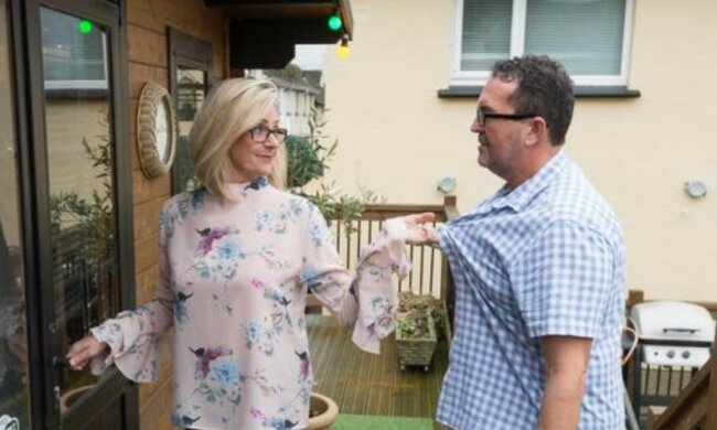 In der Nähe sein: Die Frau hat ein Café im Haus eröffnet, damit ihr Ehemann nirgendwohin geht