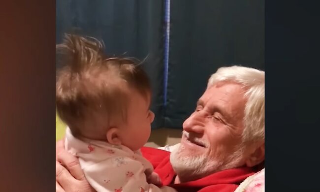 Ein Großvater, der jedes Lächeln seiner Enkelin zaubert. Quelle: Youtube Screenshot