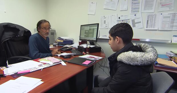 Direktor suspendiert jungen Schüler. Quelle: Youtube Screenshot