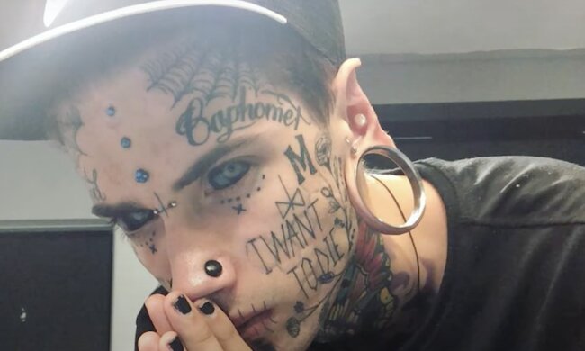 Mann mit Tattoo. Quelle: Screenshot YouTube