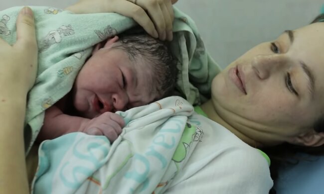 Mutter mit dem neugeborenen Baby. Quelle: Screenshot Youtube