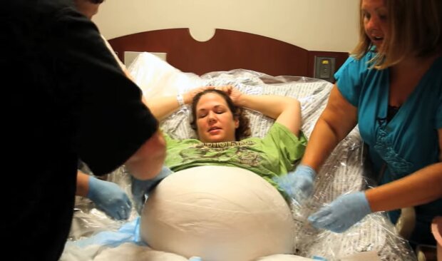 Vorbereitung auf die Geburt. Quelle: Youtube Screenshot