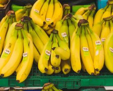Geld sparen: Ein Mann schält Bananen, bevor er sie im Supermarkt wiegt