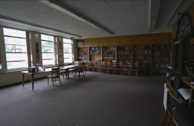 Nur verlassene Gegenstände erinnern an die Unterrichtsstunden hier. Quelle: Screenshot YouTube