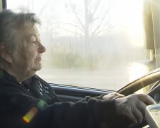 Sie ist 76 und bügelt mit ihrem Lkw noch jeden Jungfahrer weg: Rosi fährt mit 40 Tonnen durchs Leben