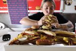 "Von der Mutter zur Mampfkönigin": 15 Hamburger in unter einer Stunde