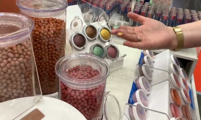 Ständer mit teuren Kosmetikartikeln. Quelle: Youtube Screenshot