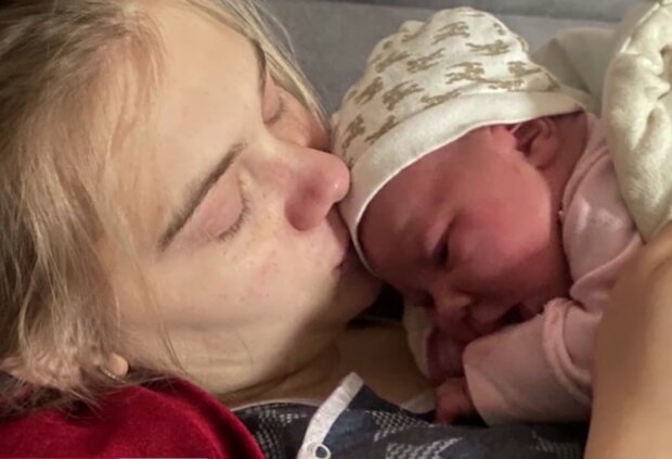 Anna und ihre neugeborene Tochter. Quelle: Screenshot Youtube