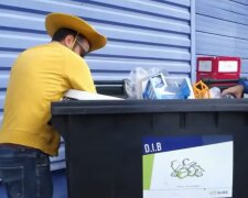 Sie wühlen im Abfall. Quelle: Youtube Screenshot