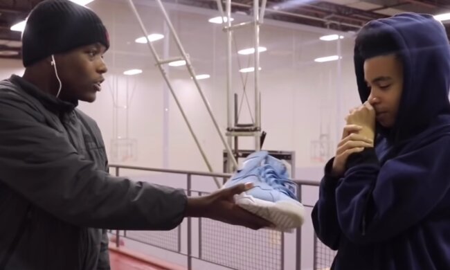 Freundlichkeit in alltäglichen Handlungen. Quelle: Screenshot YouTube