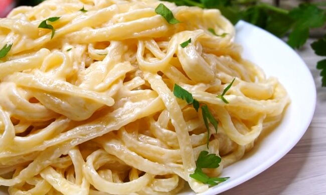 Nudeln mit Käse und Eiern. Quelle: Screenshot Youtube